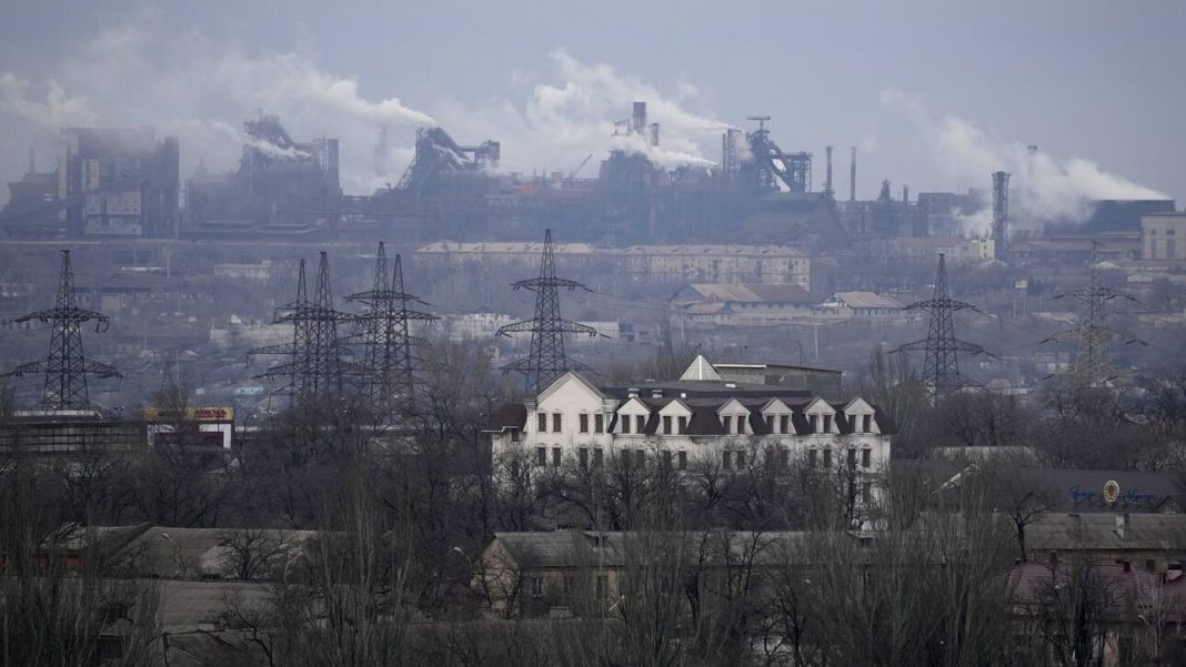 Πόλεμος Ουκρανία: Απομακρύνθηκαν οι πρώτοι εγκλωβισμένοι άμαχοι από το εργοστάσιο της Μαριούπολης