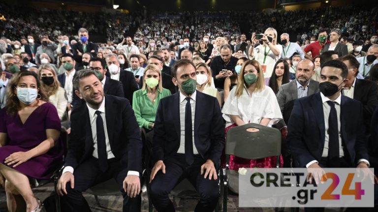 Συνέδριο ΠΑΣΟΚ/ΚΙΝΑΛ: Μία άδεια καρέκλα και ένα τριαντάφυλλο στη μνήμη της Φώφης Γεννηματά