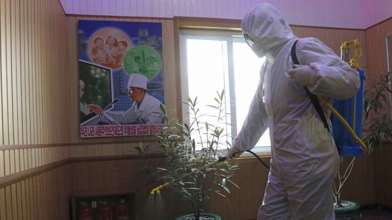 Μετά τον κορωνοϊό και το lockdown, η Βόρεια Κορέα παραδέχτηκε και τους πρώτους νεκρούς