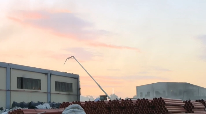 Ασπρόπυργος: Σε ύφεση η φωτιά σε εργοστάσιο πλαστικών – Ξεκίνησε πιθανότατα από κεραυνό