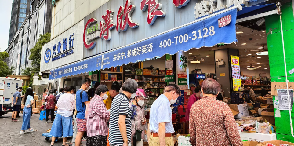 Φόβοι για επιστροφή του lockdown στη Σανγκάη – Σε πανικό οι κάτοικοι, τρέχουν στα σούπερ μάρκετ (βίντεο)