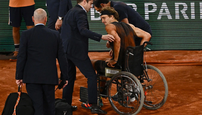 Roland Garros: Σοκαριστικός τραυματισμός του Ζβέρεφ στον ημιτελικό με τον Ναδάλ