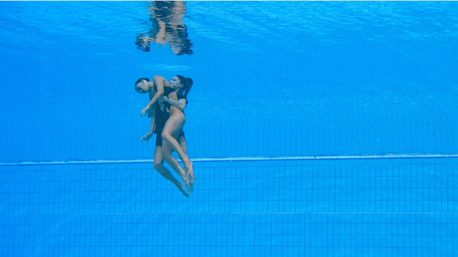 Παγκόσμιο Πρωτάθλημα Υγρού Στίβου: Συγκλονιστικές εικόνες από τη διάσωση αθλήτριας που λιποθύμησε στο νερό