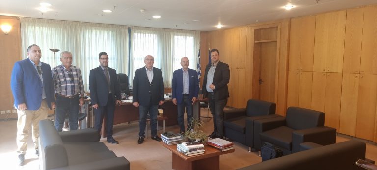 Με τον υφυπουργό Μεταφορών συναντήθηκαν οι ιδιοκτήτες τουριστικών λεωφορείων της Κρήτηε