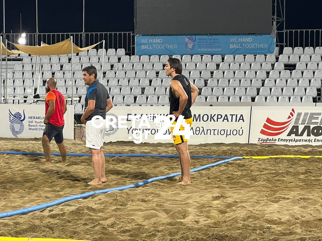 ΟΦΗ: Είδε τις Εθνικές και μετά έπαιξε… beach handball με τον Αυγενάκη ο Χρήστος Μανδάς