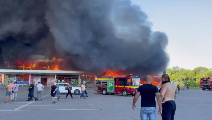 Πόλεμος στην Ουκρανία: Ρωσικοί πύραυλοι χτύπησαν γεμάτο με κόσμο εμπορικό κέντρο στο Κρέμεντσουκ – Φόβοι για νεκρούς