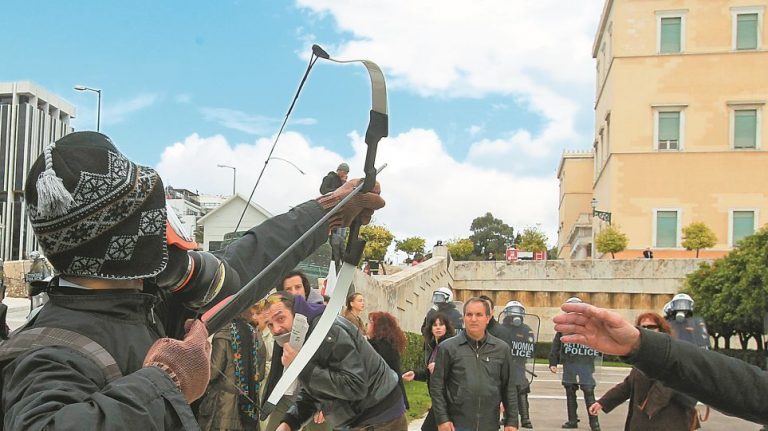 Στο νοσοκομείο Λαμίας ο «τοξοβόλος του Συντάγματος» λόγω απεργίας πείνας