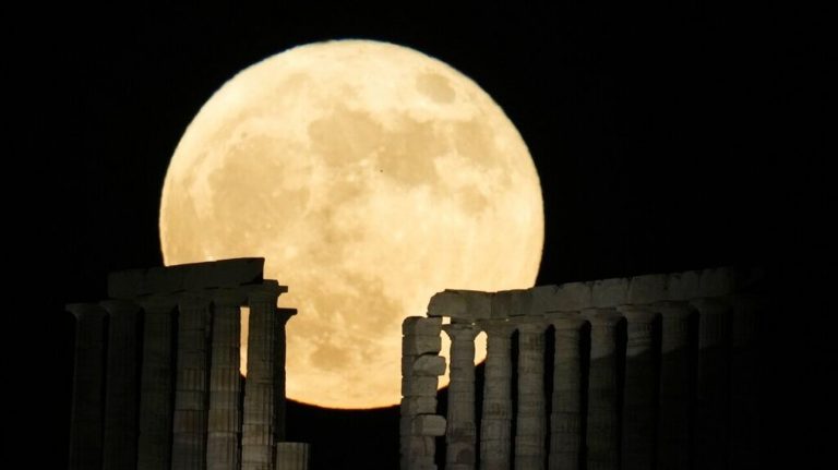 Βρέθηκαν ίχνη νερού σε σκόνη και πετρώματα στη Σελήνη