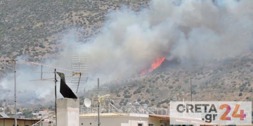 Φωτιά στη Γλυφάδα στη θέση Πουρνάρι: Ενισχύθηκαν οι πυροσβεστικές δυνάμεις – Δεν απειλούνται σπίτια