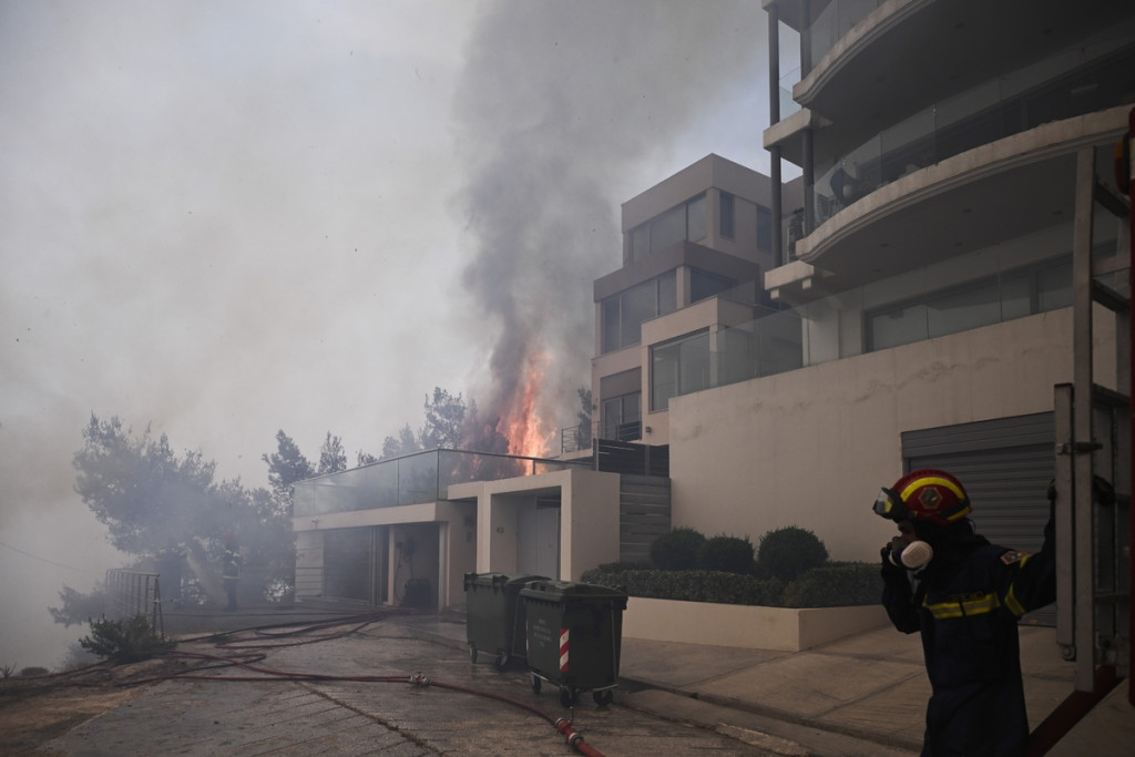 Φωτιά στη Βούλα: Σε επιφυλακή το Ασκληπιείο Βούλας – Δύο ηλικιωμένοι στο νοσοκομείο