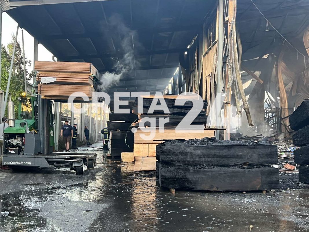 Στάχτες και αποκαΐδια μετά τη μεγάλη φωτιά στο Ηράκλειο (εικόνες)