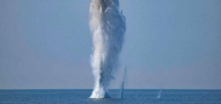 Κολυμβητής βούτηξε στη θάλασσα δίπλα σε νάρκη – Η έκρηξη τον διαμέλισε
