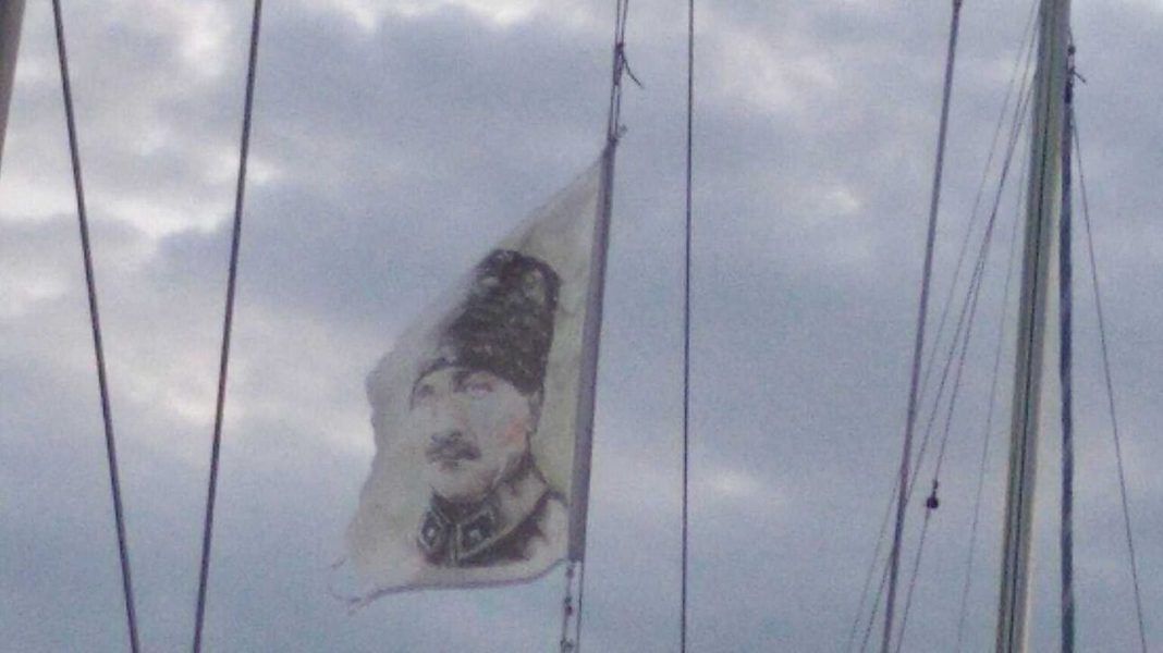 Τουρκικό σκάφος σήκωσε σημαία με τον Κεμάλ Ατατούρκ στο λιμάνι της Μυτιλήνης