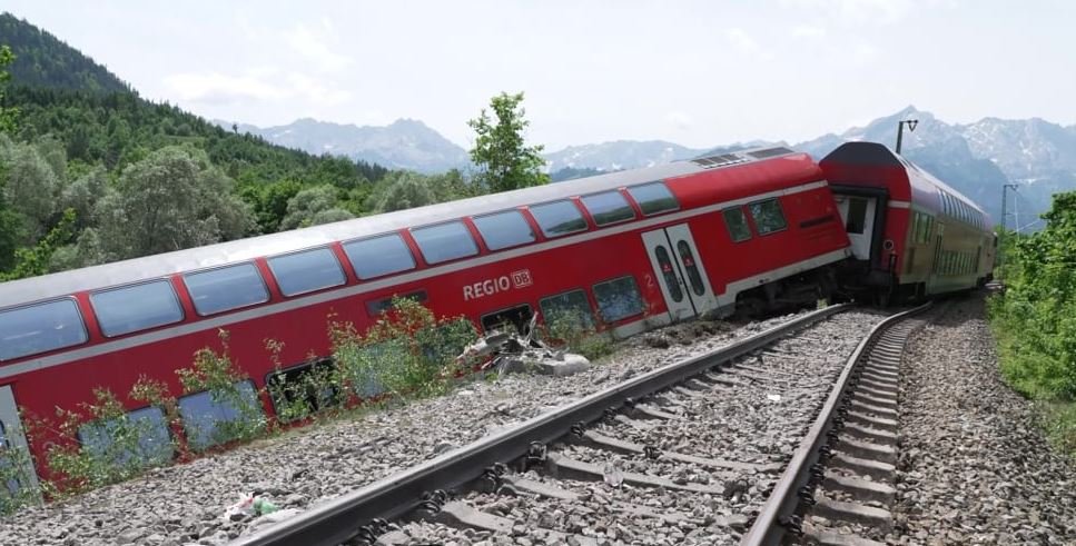 Γερμανία: Τουλάχιστον τέσσερις νεκροί από εκτροχιασμό του τρένου – Σε κρίσιμη κατάσταση 16 τραυματίες