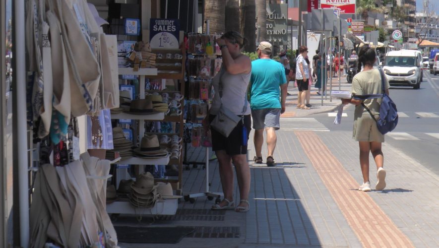 Ρέθυμνο: Αυξημένη κίνηση, περιορισμένες αγορές στα εμπορικά τουριστικά καταστήματα