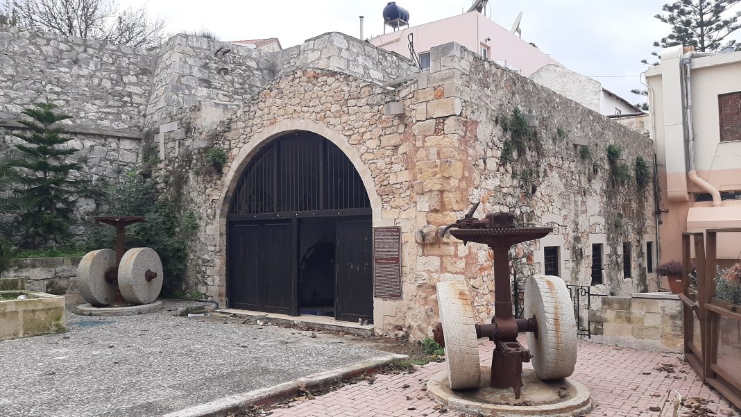 Η έκθεση «Εύμορφος Πόλις – Επιστολικά Δελτάρια από την εποχή ακμής της Σμύρνης» στον Νερόμυλο Καλυβών