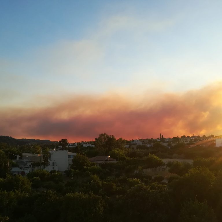 Ορατή και από το Ηράκλειο η μεγάλη φωτιά στο νότιο Ρέθυμνο (εικόνες)