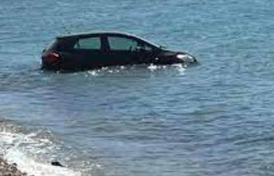 Αυτοκίνητο βρέθηκε μέσα στην θάλασσα