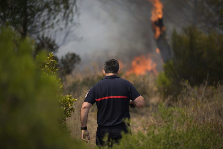 Πυρομανής πυροσβέστης πίσω από τρεις μεγάλες πυρκαγιές