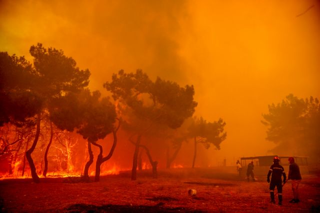 Φωτιά στη Λευκίμμη Κέρκυρας – Οι ισχυροί άνεμοι «ταΐζουν» τις φλόγες