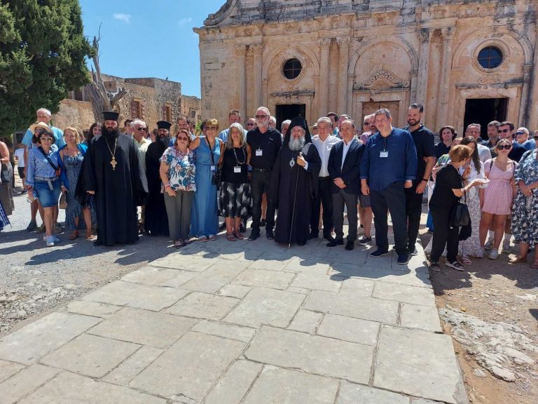 Θερμό καλωσόρισμα των ομογενών της Αμερικής στη Μονή Αρκαδίου από τον Αρχιεπίσκοπο, τον Περιφερειάρχη και τον Δήμαρχο