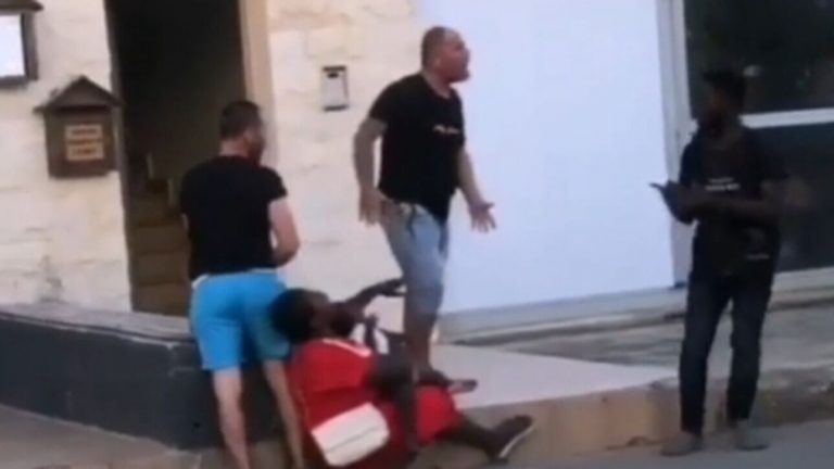 Συνελήφθη ο άνδρας που χτύπησε τη γυναίκα που είχε αγκαλιά το μωρό της