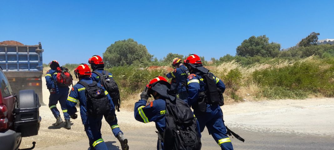 Κρήτη: Δασοκομάντος εν δράσει – Ρίχτηκαν στη μάχη με τις φλόγες (βίντεο)