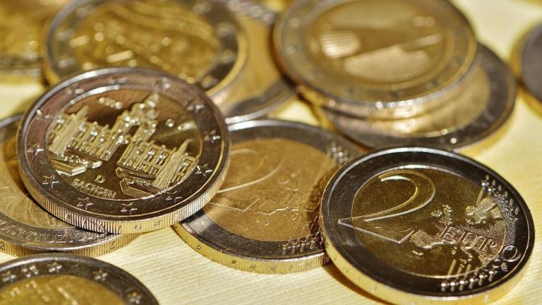 Κατακρημνίζεται το ευρώ