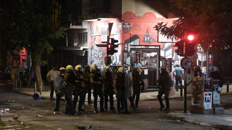Ένταση στα Εξάρχεια: «Βολές» από την αντιπολίτευση