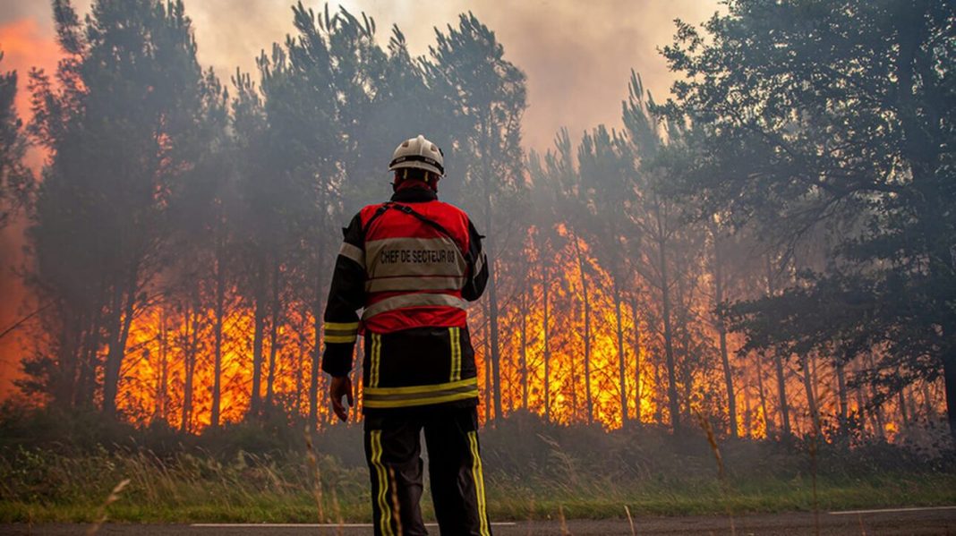 Ακραίες θερμοκρασίες και mega-φωτιές σε όλη την Ευρώπη – Χιλιάδες οι εκτοπισμένοι