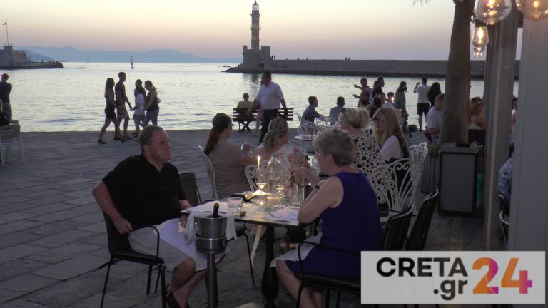 «Βούλιαξε» από κόσμο η πόλη των Χανίων (εικόνες)