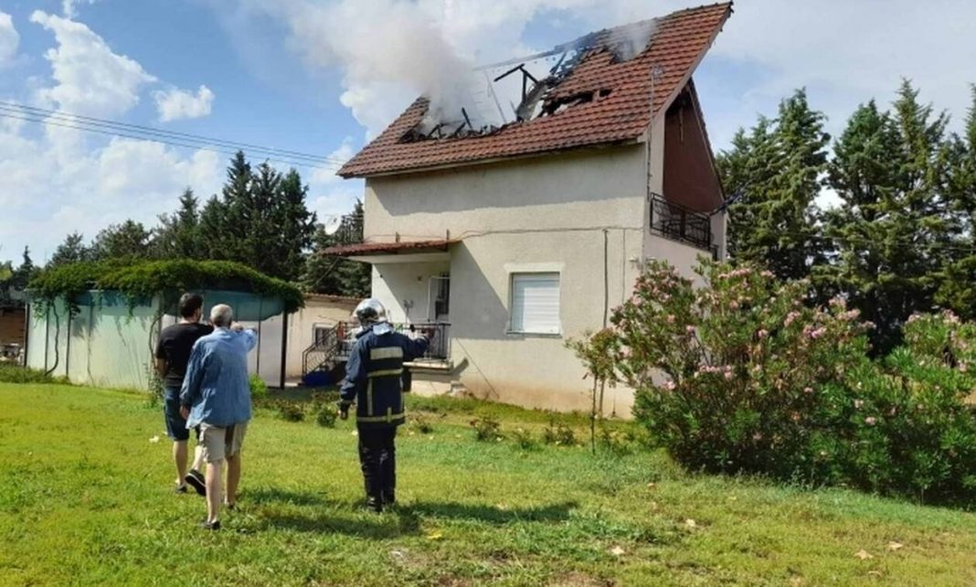 Κακοκαιρία στη Λάρισα: Κεραυνός έκανε τρύπα σε στέγη σπιτιού και προκάλεσε πυρκαγιά