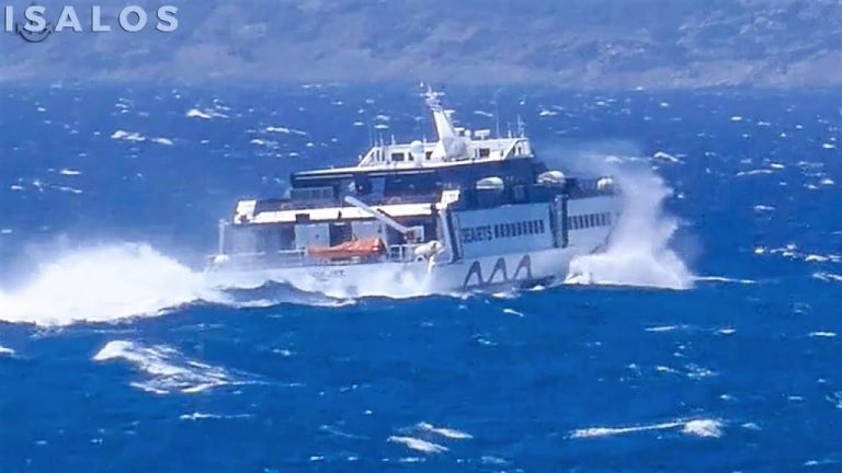 «Μάχη» με τα κύματα δίνει το Sifnos Jet στις Κυκλάδες