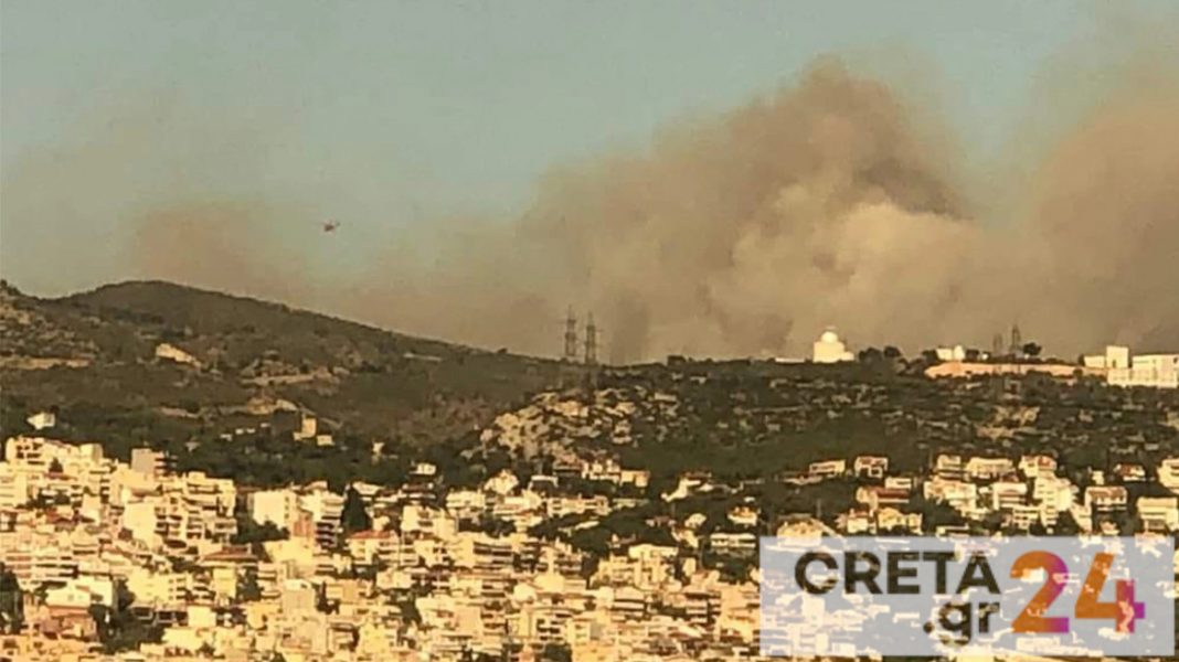 Φωτιά στην Πεντέλη: Γυναίκα με παιδί εγκλωβίστηκε σε σπίτι και διασώθηκε από εθελοντές πυροσβέστες