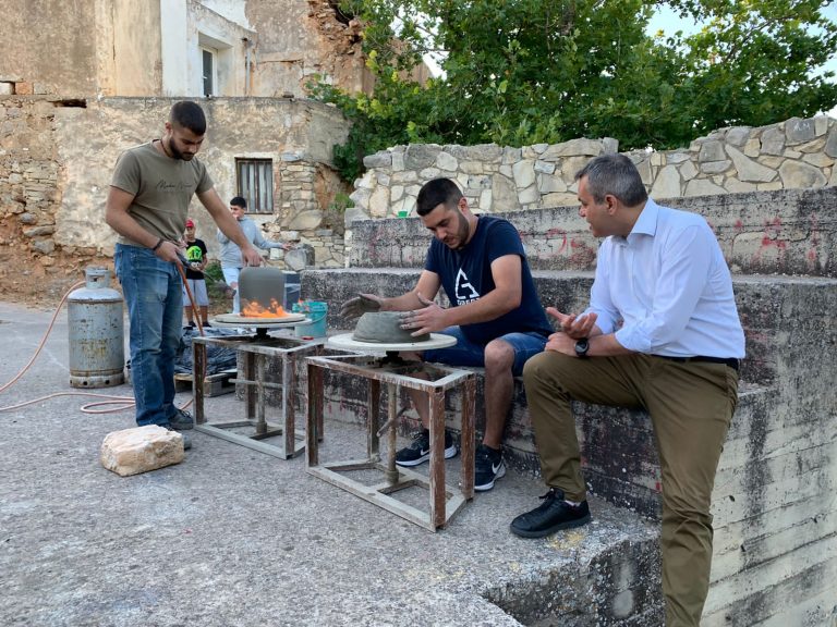 Στην 35η Γιορτή Θραψανιώτη Αγγειοπλάστη και το 5ο Φεστιβάλ Κεραμικής Αγγειοπλαστικής ο Χάρης Μαμουλάκης