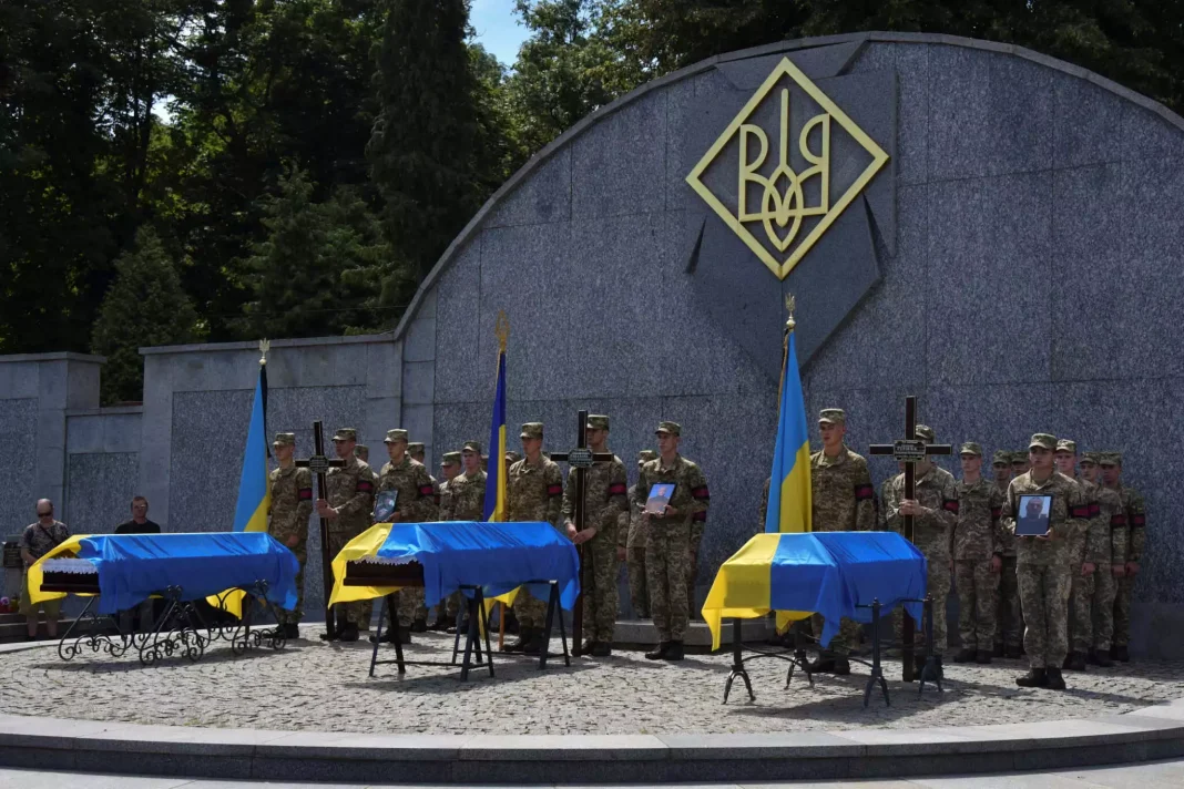 Ουκρανία: Κηδεύτηκαν νεαροί στρατιώτες που σχεδίαζαν να παντρευτούν