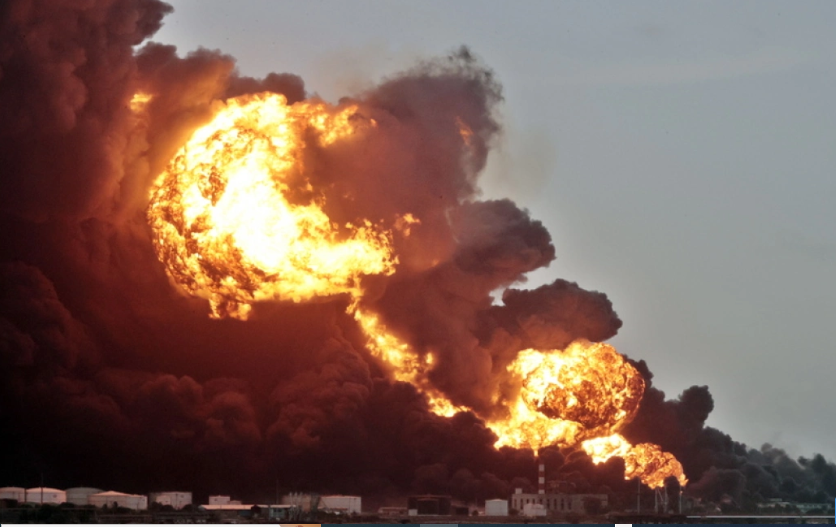 καταστροφική πυρκαγιά σε δεξαμενές πετρελαίου