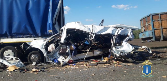 Δεκαέξι νεκροί από τη σύγκρουση ενός μινιμπάς και δύο φορτηγών