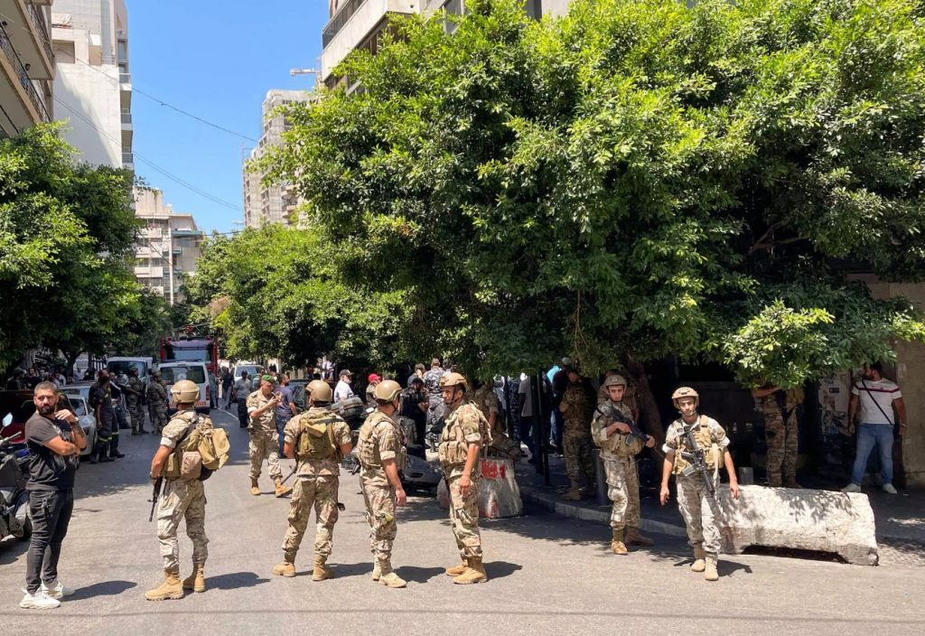 Βηρυτός: Αίσιο τέλος στην ομηρία των τραπεζικών υπαλλήλων – Παραδόθηκε ο δράστης