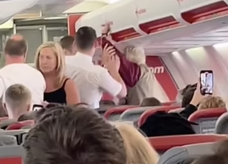 Απίθανες σκηνές σε πτήση: Γυναίκα επιτέθηκε σε αεροσυνοδό και ούρησε το κάθισμά της