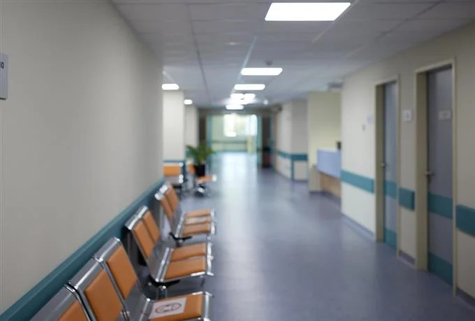 Διοικητής νοσοκομείου «έκοψε» τον μισθό γιατρού που αρνήθηκε να συνοδεύσει διασωληνωμένο ασθενή