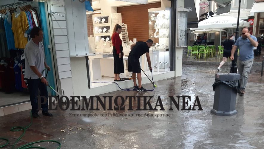 Προβλήματα σε μαγαζιά από την βροχή στην Παλιά Πόλη του Ρεθύμνου (εικόνες)
