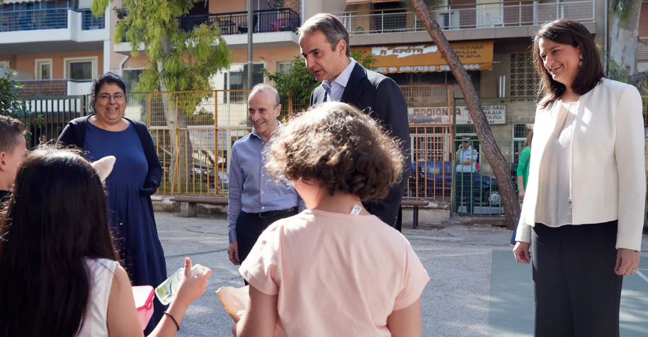 Στο 2ο Δημοτικό Σχολείο Δραπετσώνας για τον αγιασμό ο Μητσοτάκης