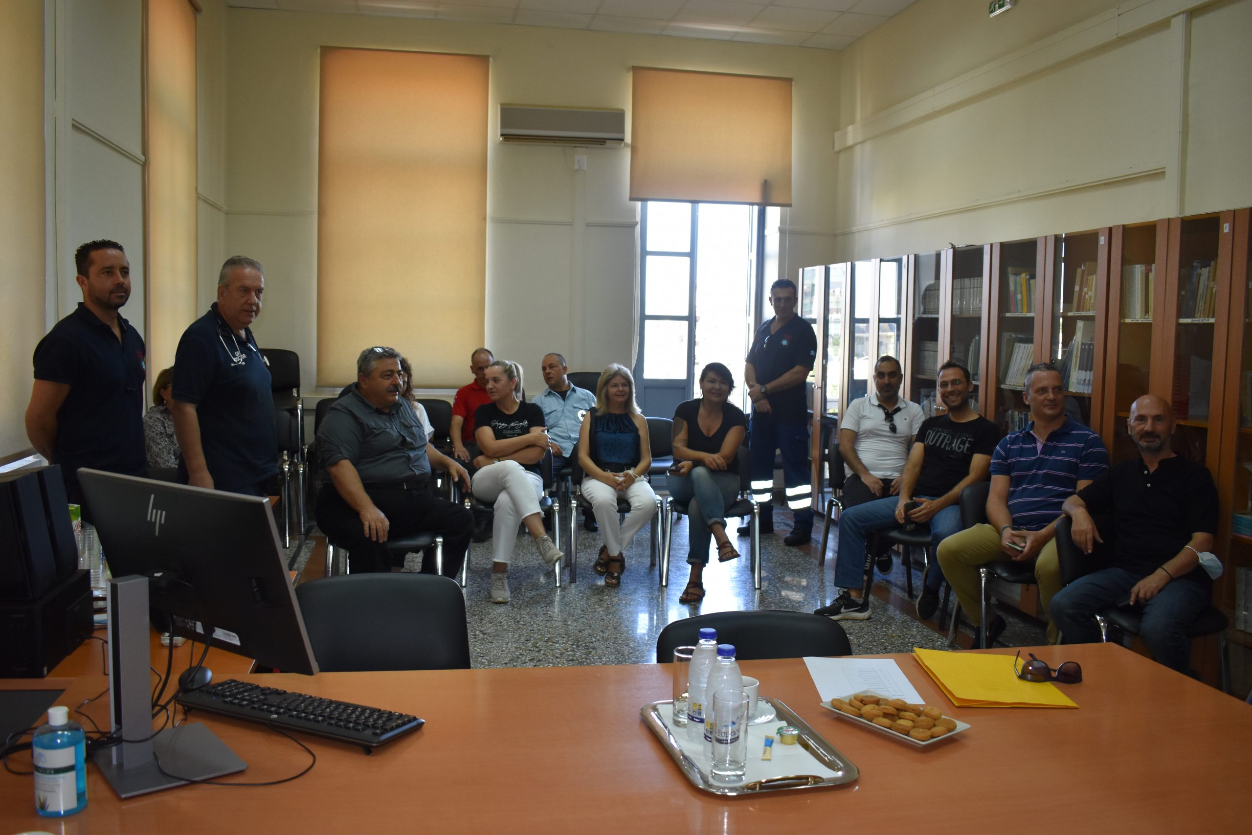 Εργαζόμενοι στην ΠΕ Χανίων μαθαίνουν να χρησιμοποιούν τους αυτόματους εξωτερικούς απινιδωτές
