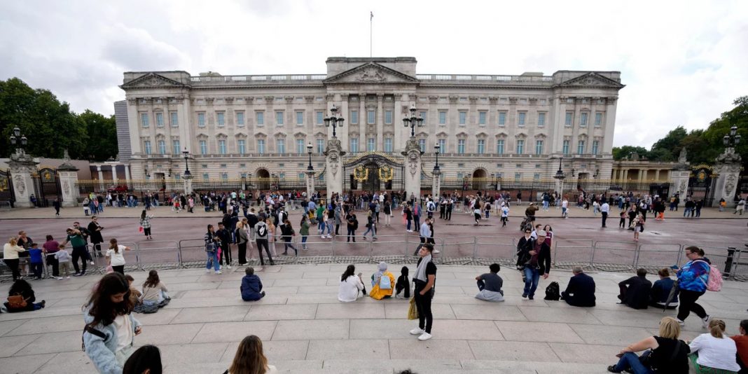 «Πάγωσε» η Αγγλία στην είδηση για την υγεία της βασίλισσας Ελισάβετ: Πλήθος κόσμου σε Μπάκιγχαμ και Μπαλμόραλ
