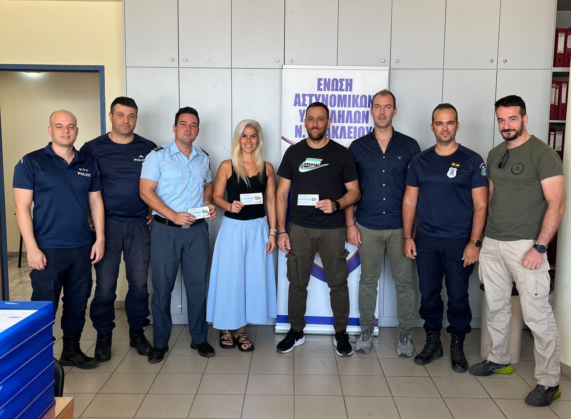 Οι αστυνομικοί του Ηρακλείου δίπλα στα παιδιά για τη νέα σχολική χρονιά