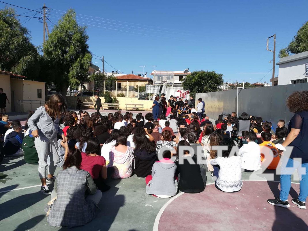 Καθιστική διαμαρτυρία από μαθητές του Γυμνασίου Αρκαλοχωρίου – Τι ζητούν (εικόνες)