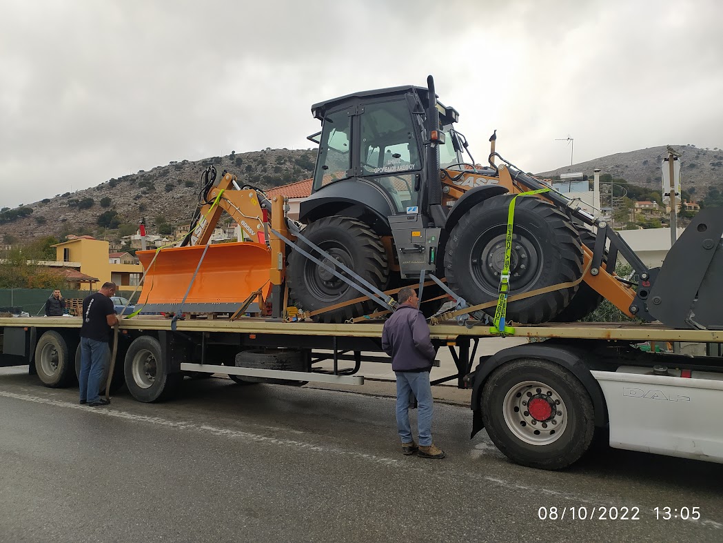 Παραδόθηκε ο νέος φορτωτής με πρόσθετο συνοδευτικό εξοπλισμό στο Δήμο Οροπεδίου Λασιθίου