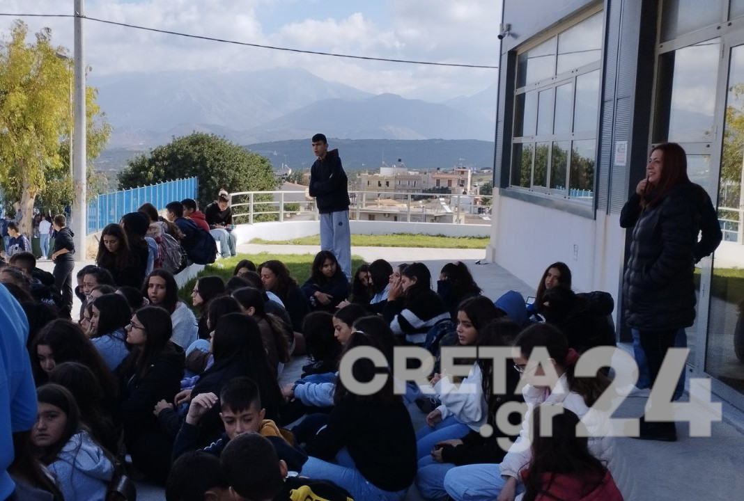 Γυμνάσιο Αρκαλοχωρίου: Καθιστική διαμαρτυρία από τους μαθητές  – Τι ζητούν