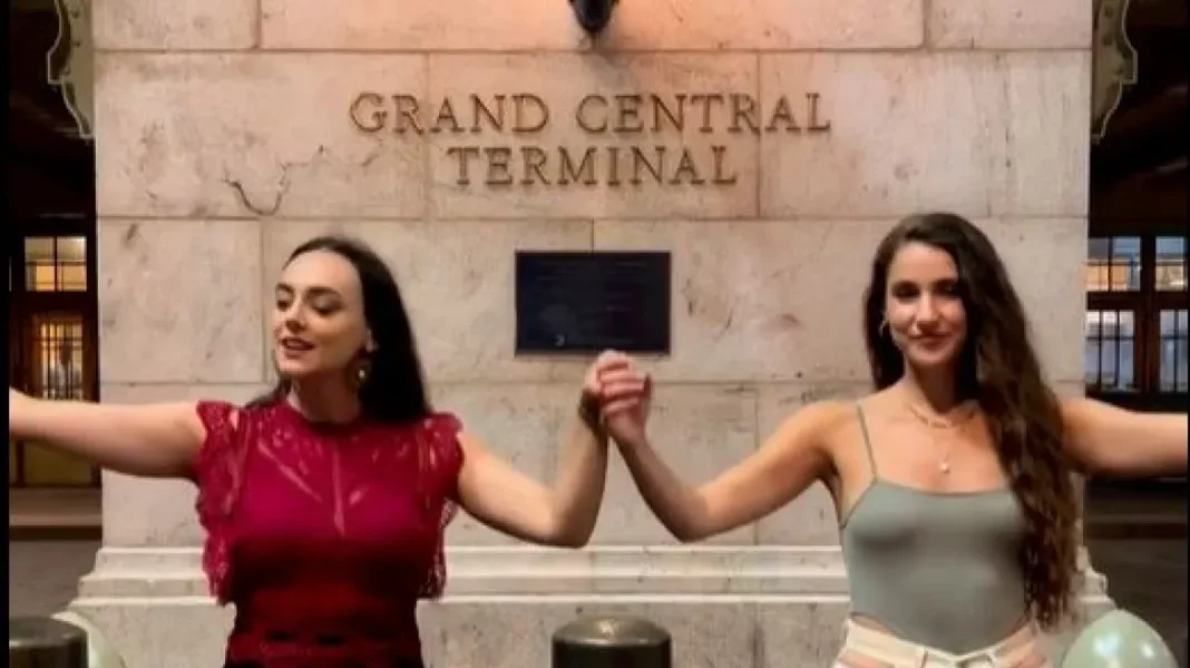 Κρητικοπούλες που χόρεψαν και τραγούδησαν έξω από το Grand Central Terminal